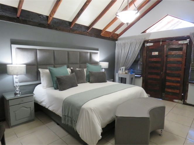 sandstone-sleeper-estate-honeymoon-suite-01