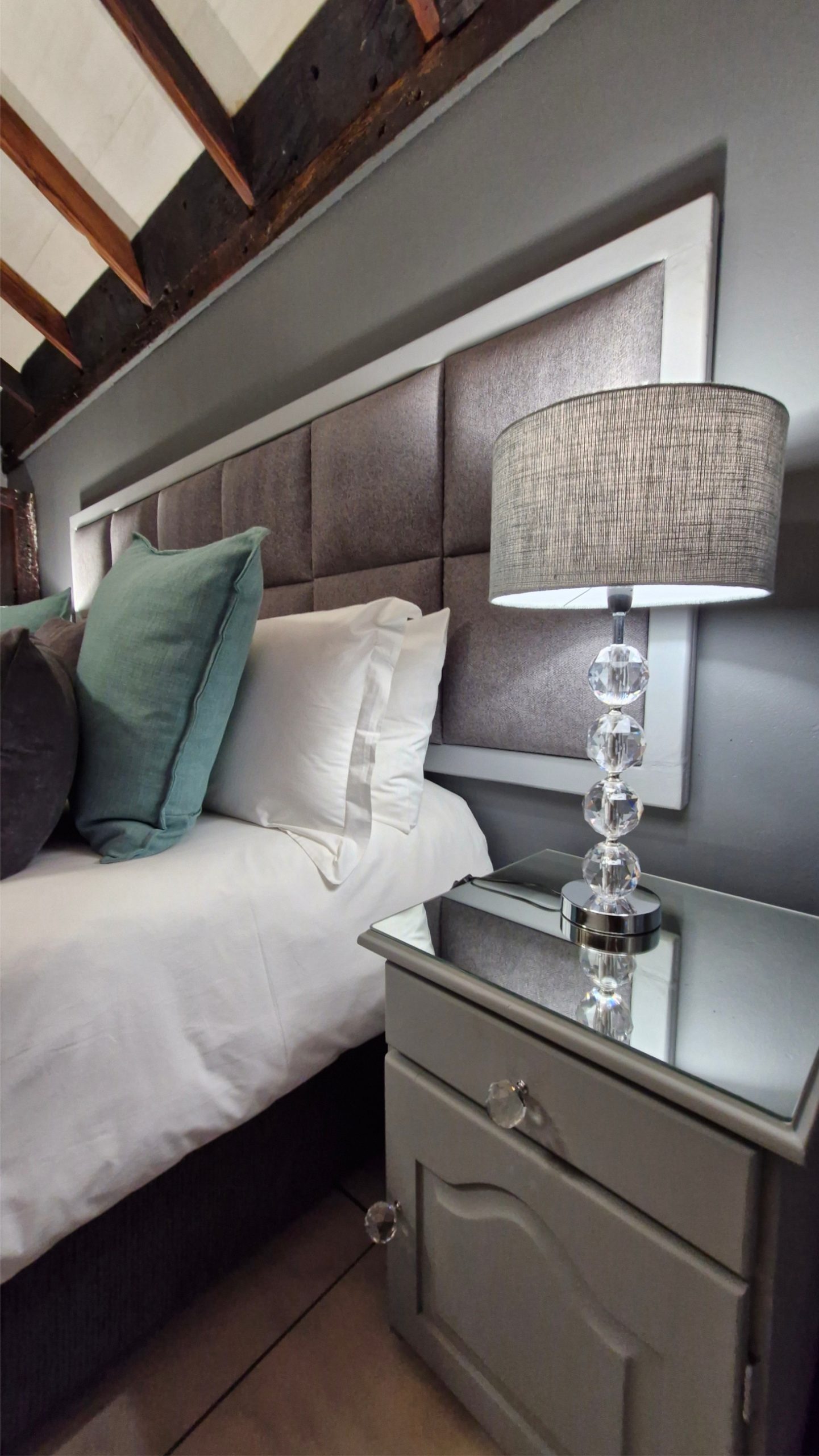 sandstone-sleeper-estate-honeymoon-suite-05